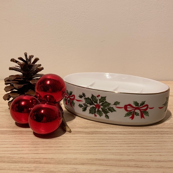 Holiday soap dish with holly and berries - Picture 4 of 13